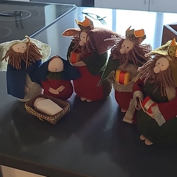 Nativity scene. Felt. Comes in "stable" box - Picture 2 of 6